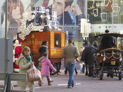 908143 Afbeelding van een arreslee met wielen en een pakjeskoets bij de ingang van winkelcentrum La Vie op de hoek van ...